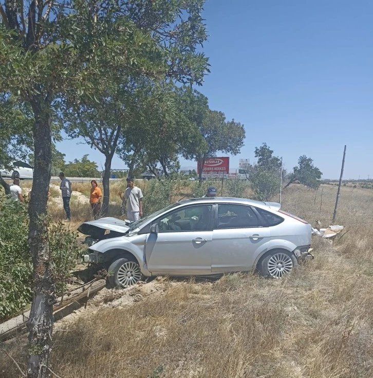 Ağaca Çarpan Otomobildeki 5 Kişi Yaralandı