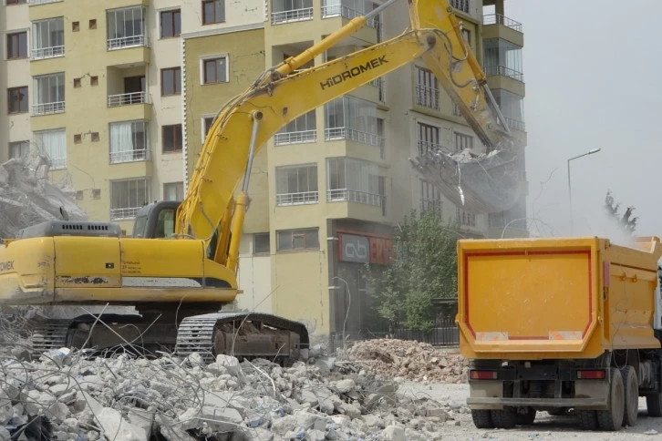 Ağır Hasarlı Binaların Yıkımı Sürüyor