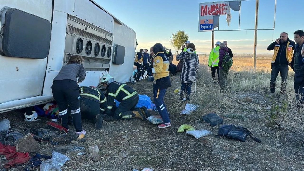 Otobüs Şarampole Devrildi: 6 Ölü, 29 Yaralı