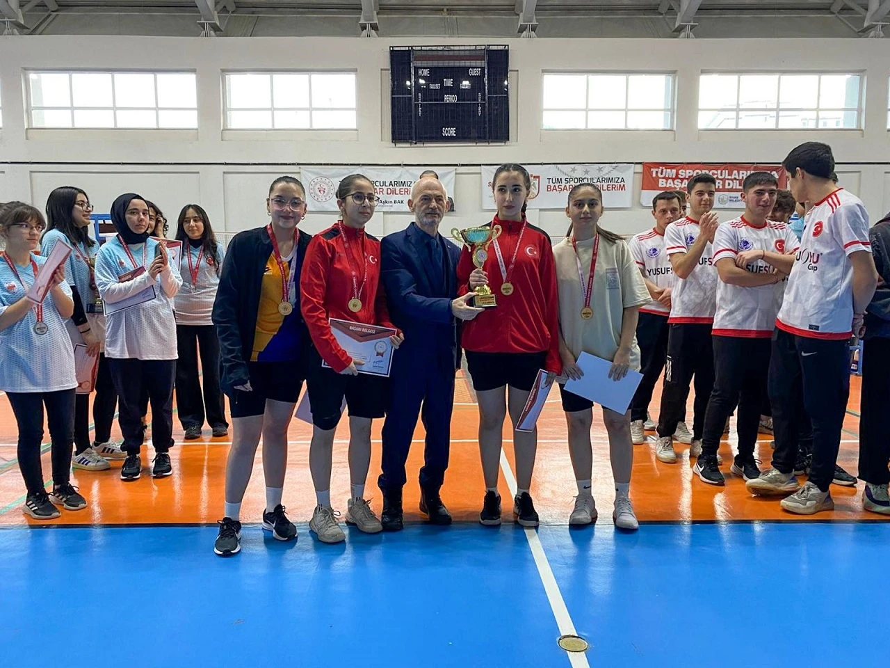 Badmintonda Zara ve Hafik Şampiyon