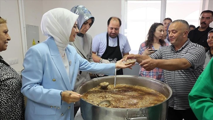 Bakan Göktaş Aşure Dağıttı