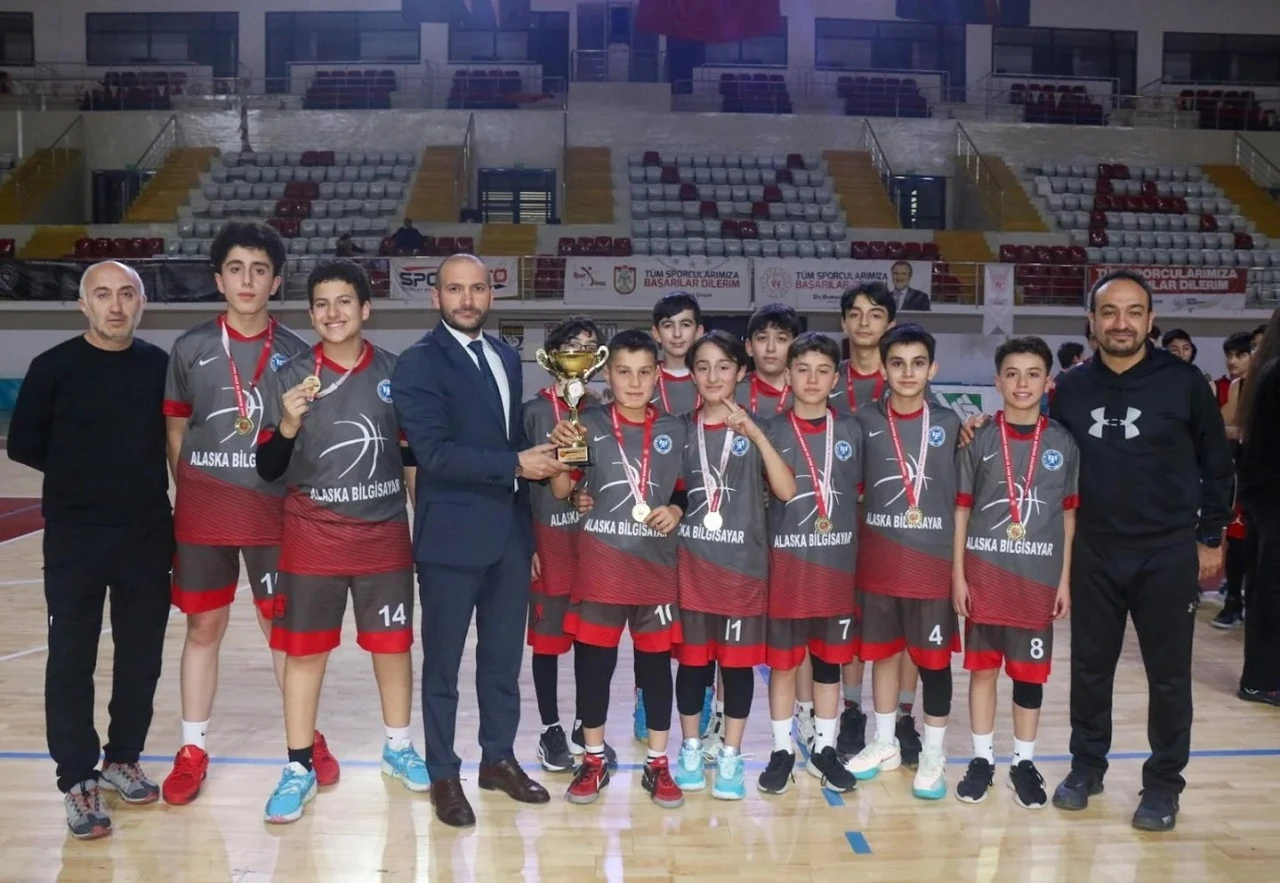 Basketbolun Şampiyonu Selçuk Ortaokulu