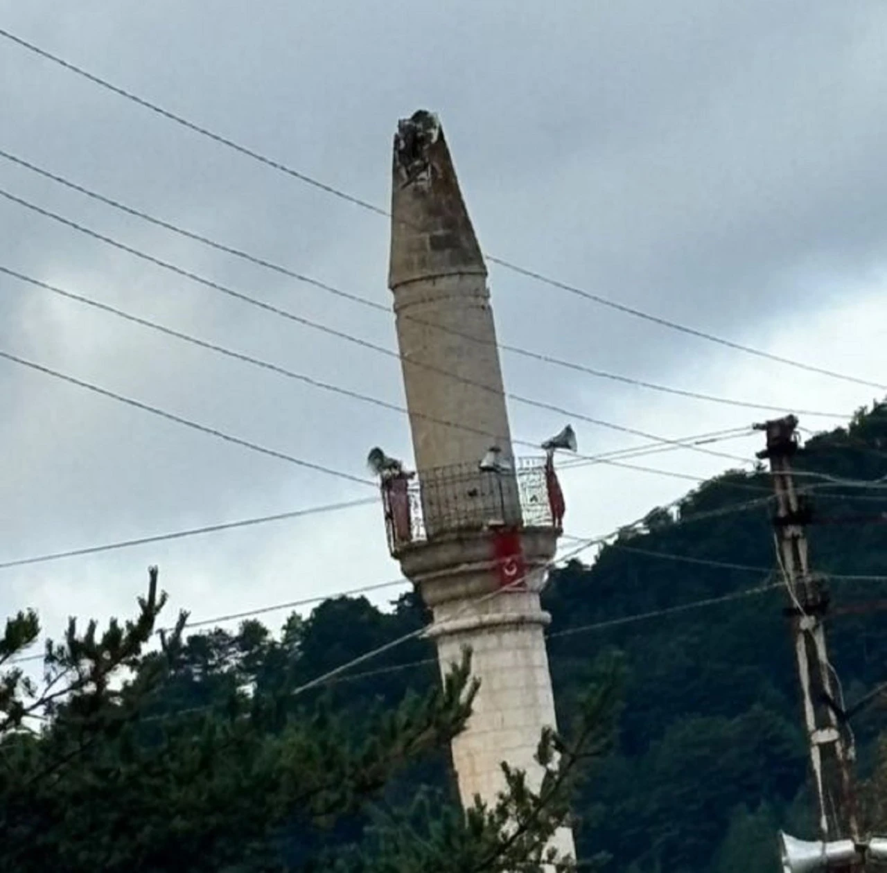 Cami Minaresine Yıldırım Düştü