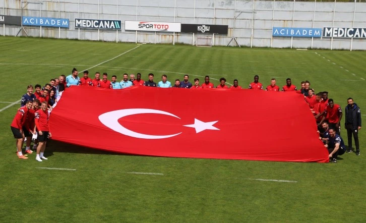 DG Sivasspor'dan Türk Bayraklı Kutlama