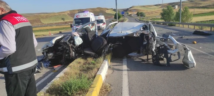 Direksiyon Hakimiyetini Kaybeden Araç İkiye Bölündü: 2 Ölü