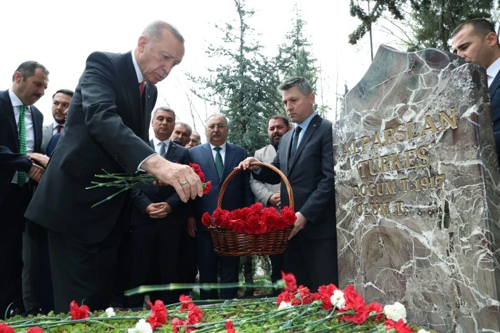 Erdoğan, Türkeş'in mezarını ziyaret etti