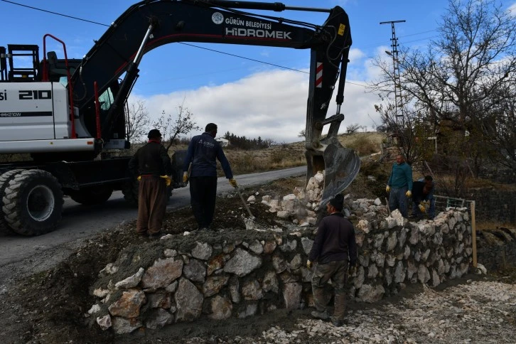 Gürün'de Taş Duvar Çalışmaları Devam Ediyor