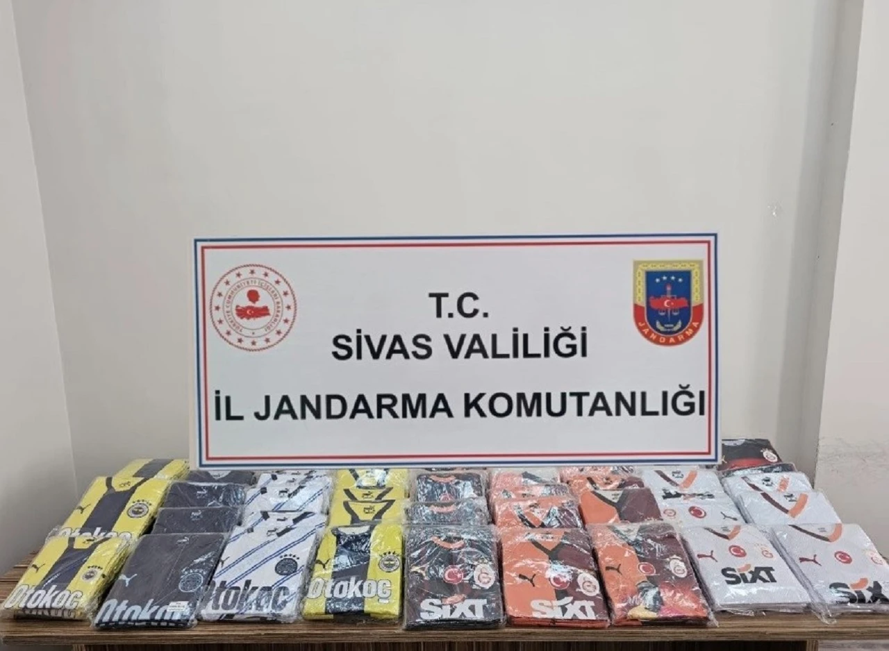 Sivas'ta Kargo Paketlerinden Binlercesi Çıktı 