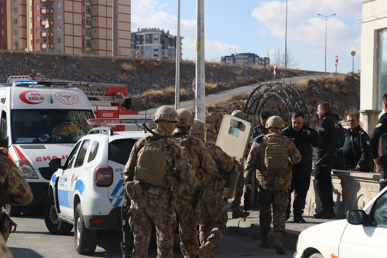  7 yaşındaki oğlunu vuran baba, kendisini eve kilitledi 