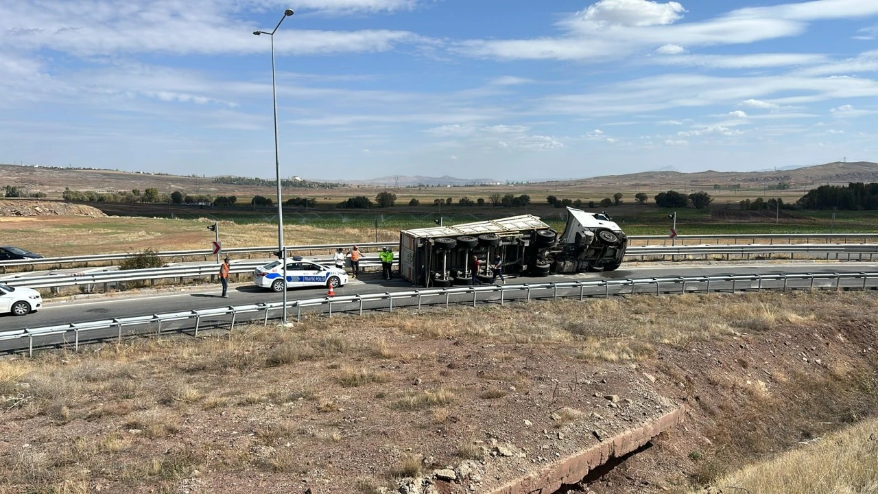 Sivas'ta Feci Kaza, Mermer Yüklü TIR Devrildi