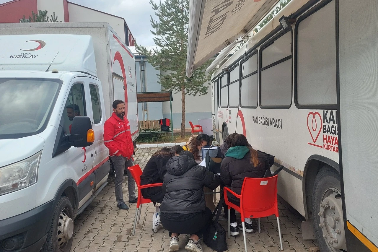 Öğrenciler Türk Kızılay'a kan bağışladı 