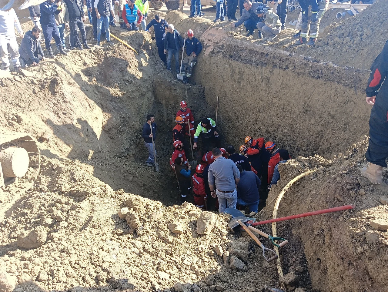 Göçük altında kalan iki işçi hayatını kaybetti   