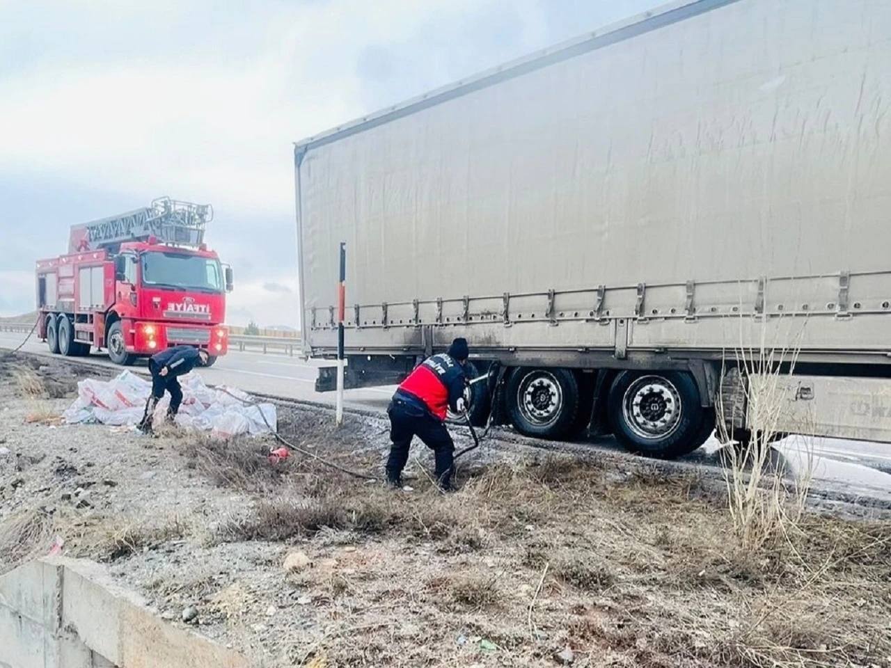 Sivas'ta Seyir Halindeki TIR’da Yangın