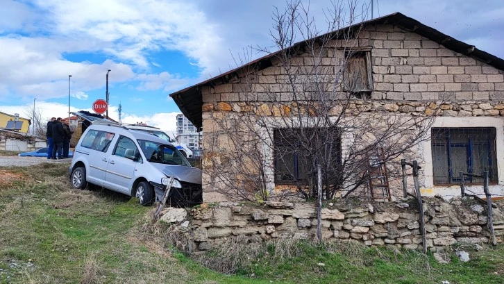 Hafif Ticari Araç Evin Duvarına Çarptı: 7 Yaralı