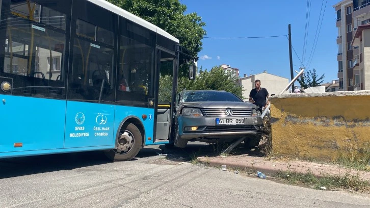 Halk Otobüsü Otomobille Çarpıştı, 8 Kişi Yaralandı