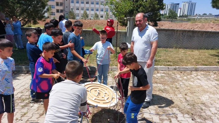 Hem Eğleniyor Hem Öğreniyorlar