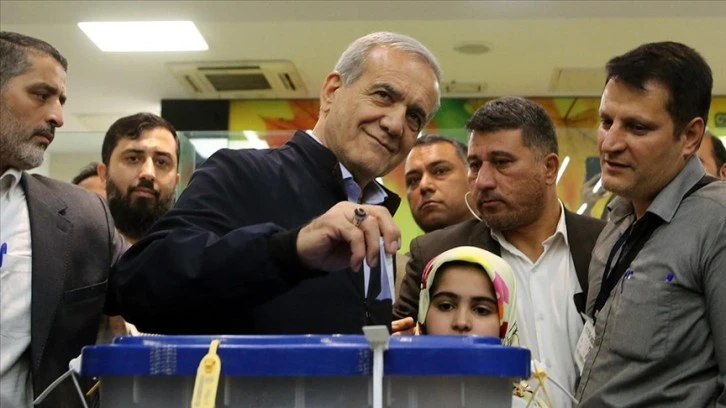 İran'daki Cumhurbaşkanlığı Seçimleri İkinci Tura Kaldı
