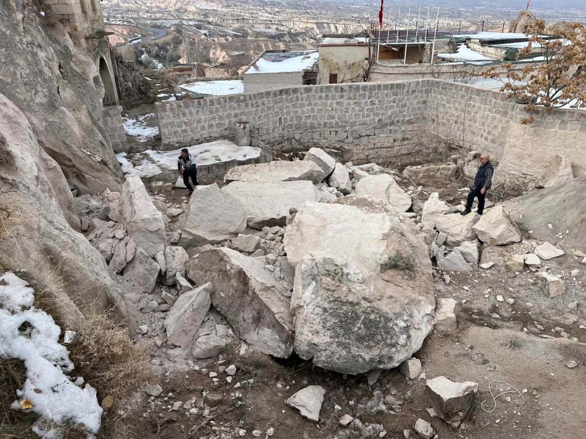 Kapadokya'da bir peribacası yıkıldı