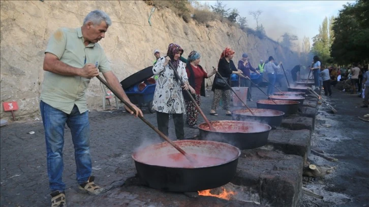 Kazanlar salça için kaynadı