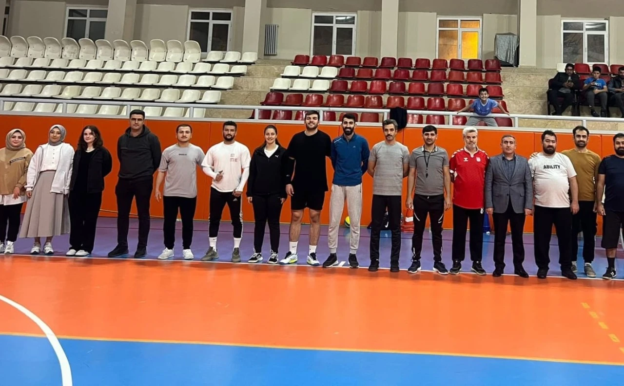 Kurumlar Voleybolda Ter Döküyor