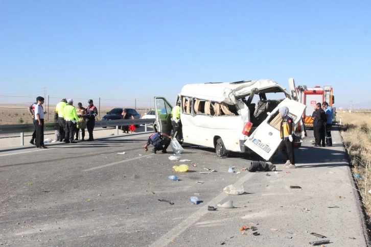 Lastiği Patlayan Minibüs Devrildi: 1 Ölü, 10 Yaralı