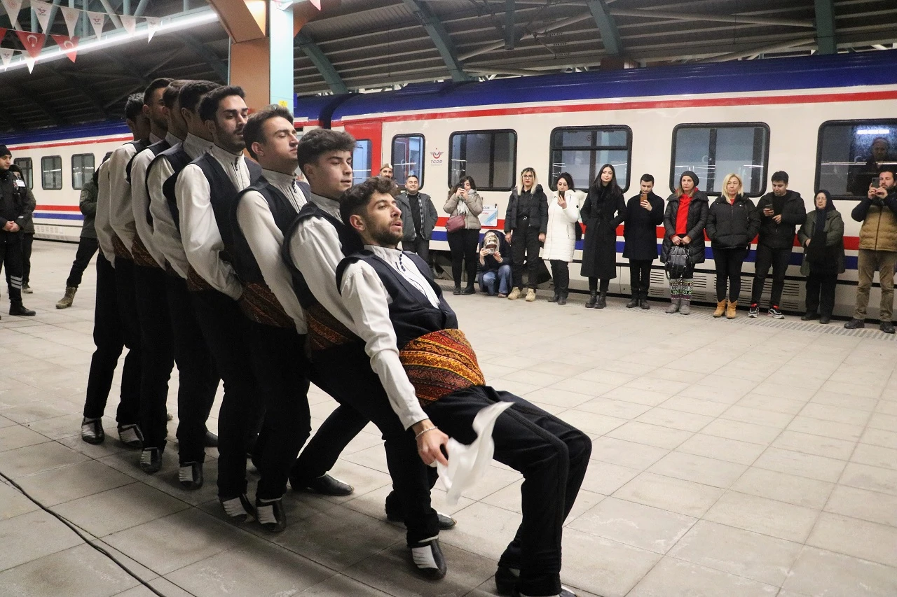 Masalsı Yolculuğun Treni Sivas’a Vardı, Halayla Karşılandı