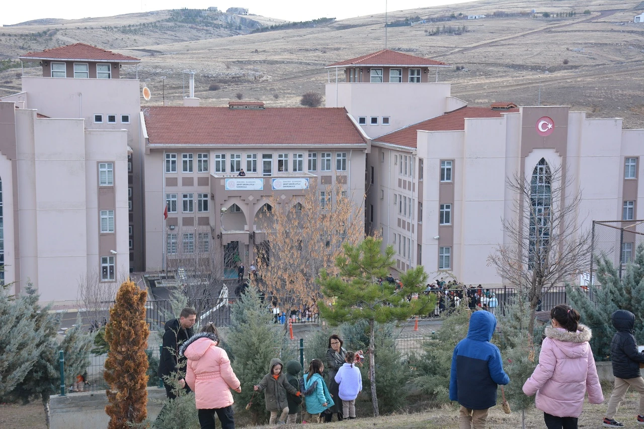 Milyonlarca öğrenci karnelerini alarak yarıyıl tatiline girdi