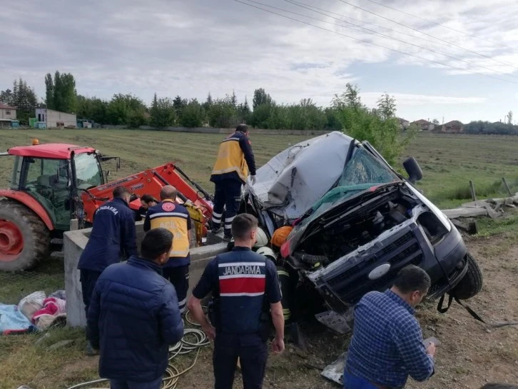 Minibüs Devrildi: 1 Ölü, 8 Yaralı