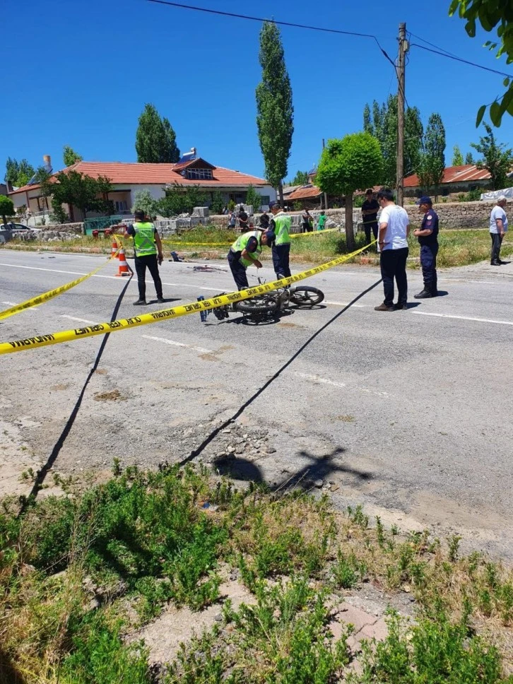 Motosikletle Pikap Çarpıştı: 2 Ölü