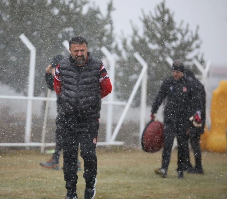 Sivasspor Kar Altında Çalıştı   