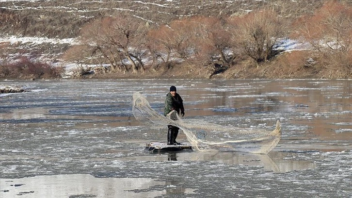 Nehirde Buz Parçaları Arasında Balık Avlıyor