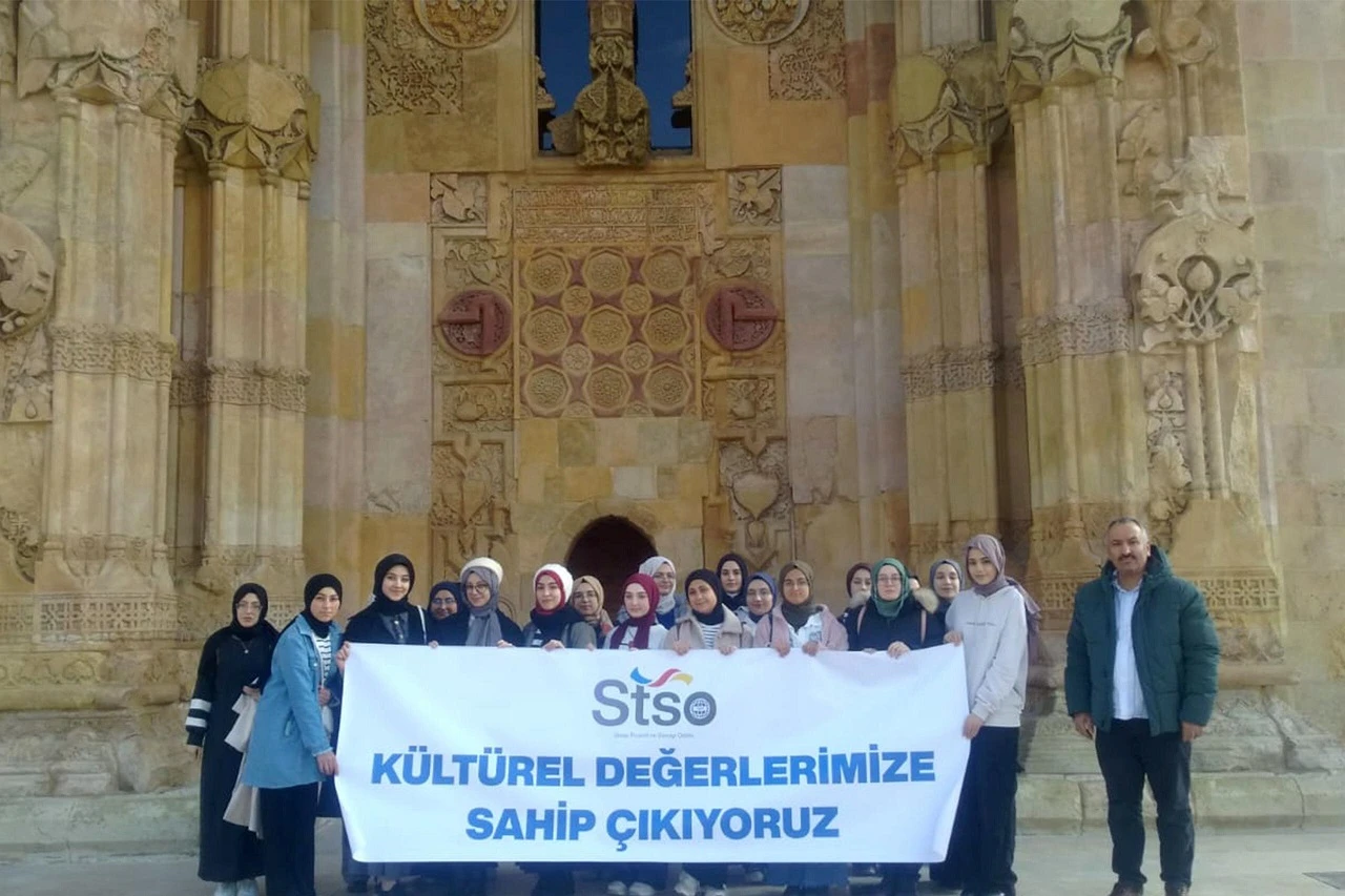 Öğrencilerden Divriği Ulu Camii ve Darüşşifasına gezi