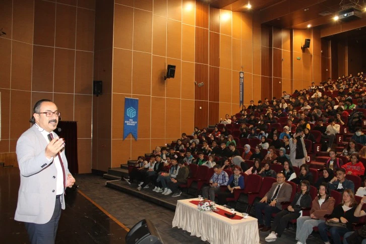 Öğrencilerden Kariyer Seminerine Yoğun İlgi