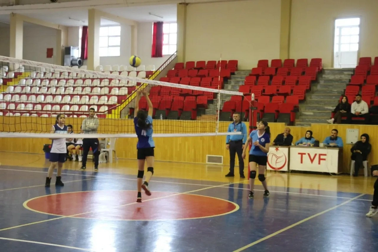 Sivas'ta Okullar Arası Voleybol Başlıyor