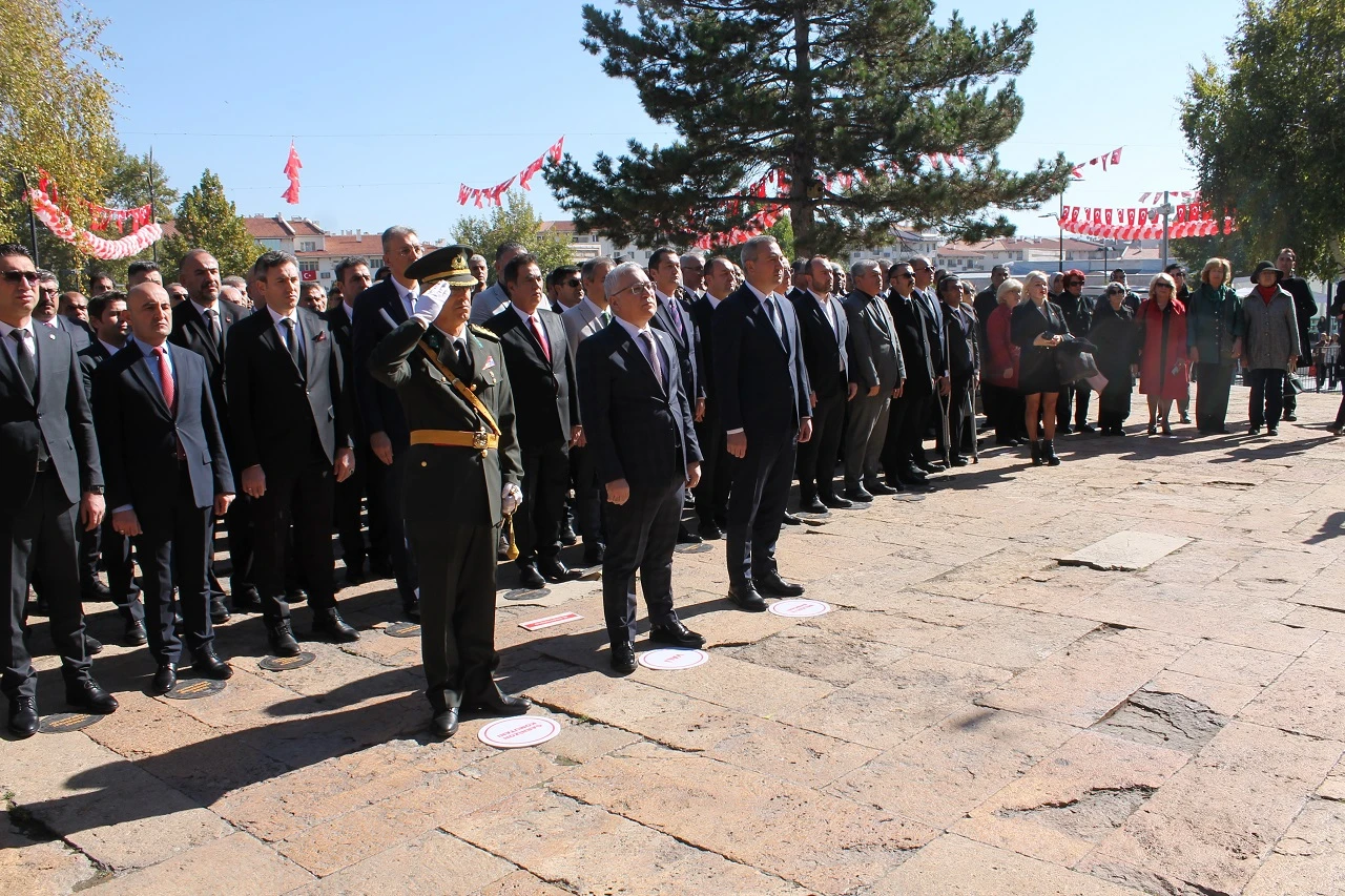 Protokolden Atatürk Anıtına Çelenk