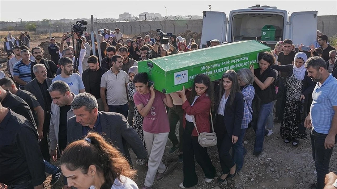 Rojin Kabaiş'in cenazesi Diyarbakır'da defnedildi