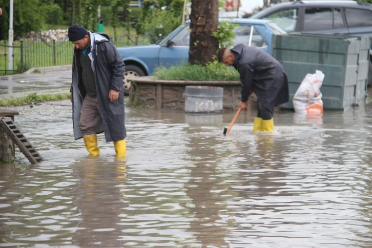 Sağanak Yağış Caddelere Sel Getirdi