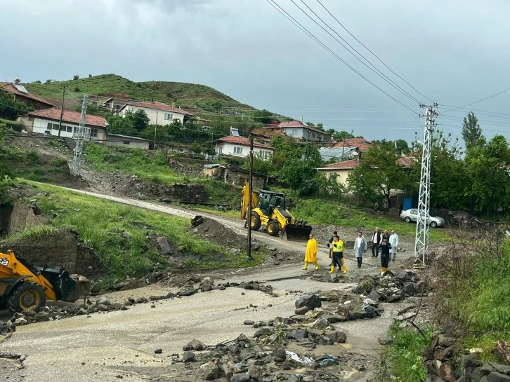 Selden Etkilenen Mahalleyi Belediye Başkanı İnceledi