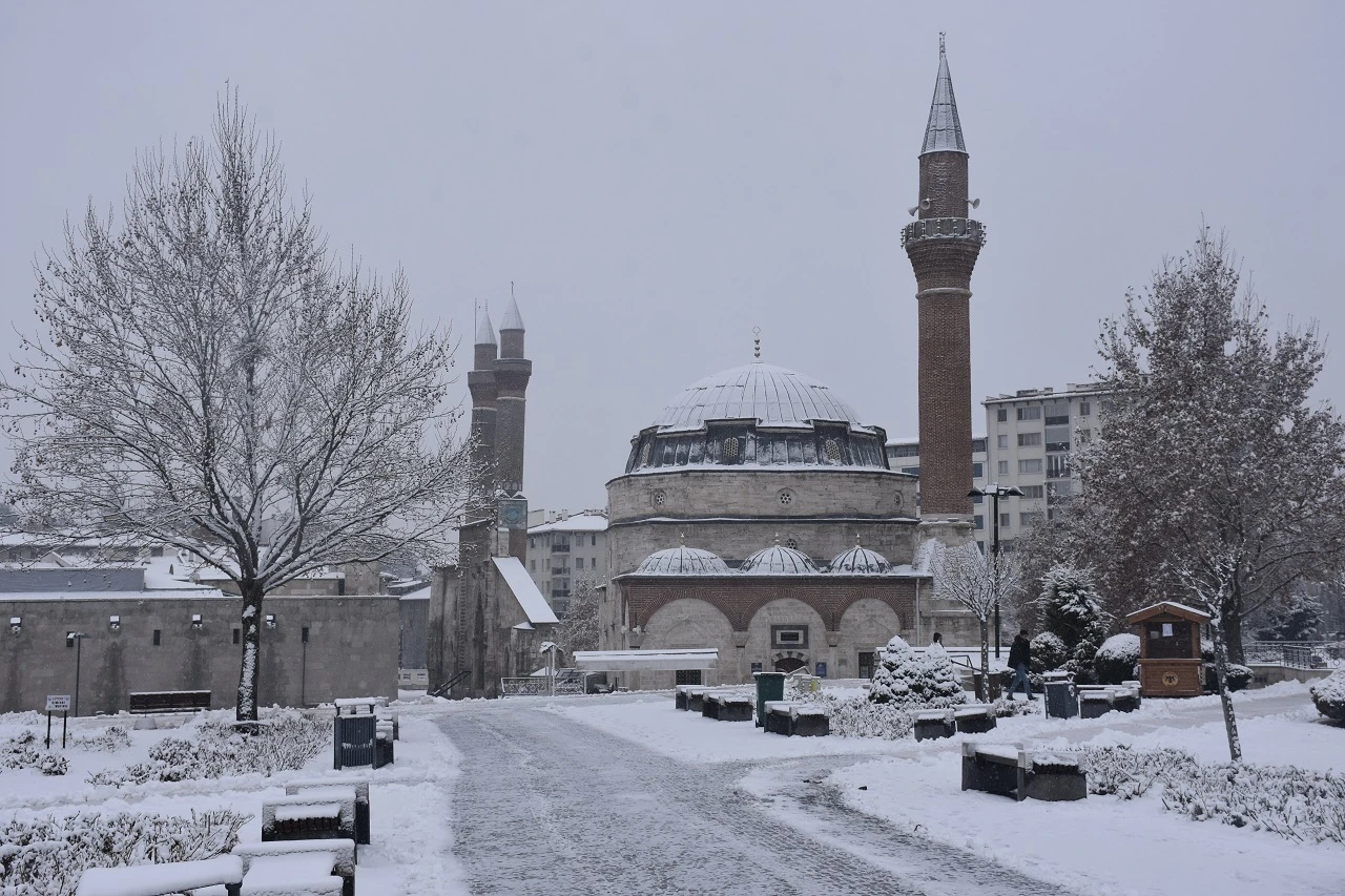 Sivas Beyaz Gelinliğini Giydi