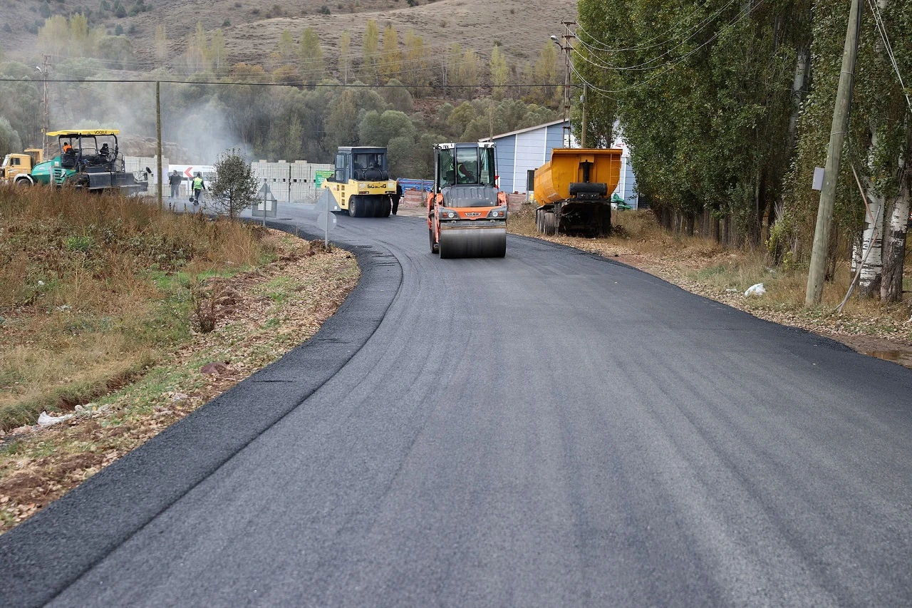 Sivas'ta 12 Kilometrelik Yol Yenileniyor