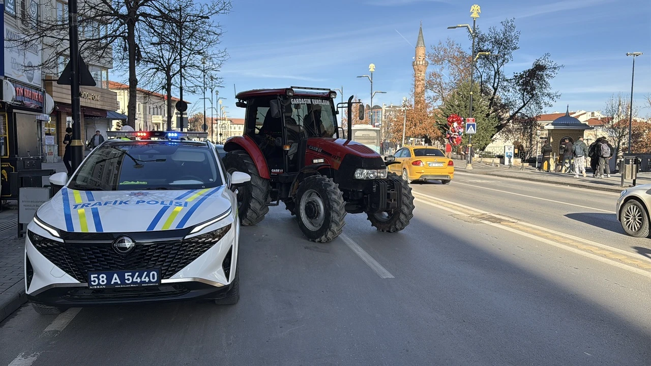 Sivas'ta Caddeye Giren Traktöre Ceza Yağdı