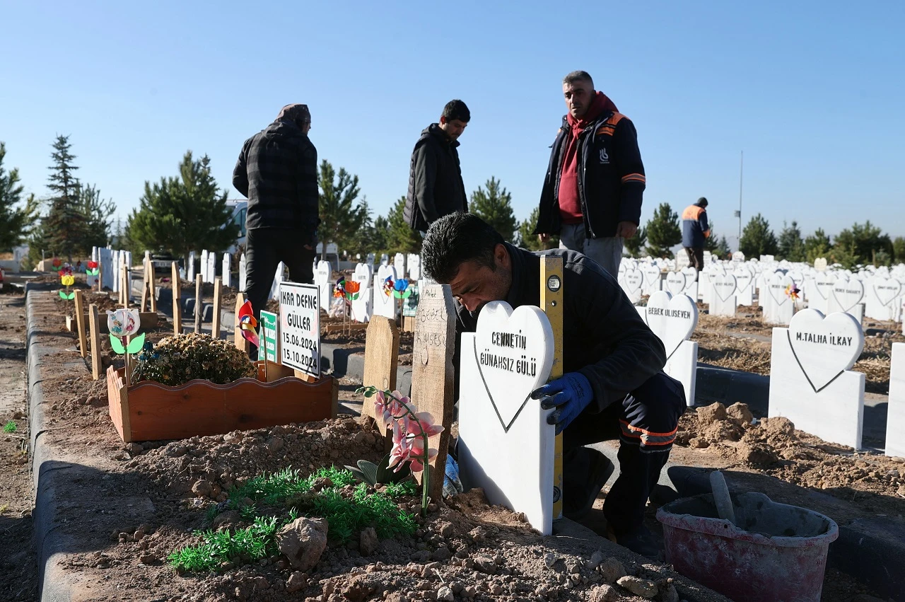 Sivas'ta Cesedi Bulunan Bebeğin Mezar Taşı Değiştirildi