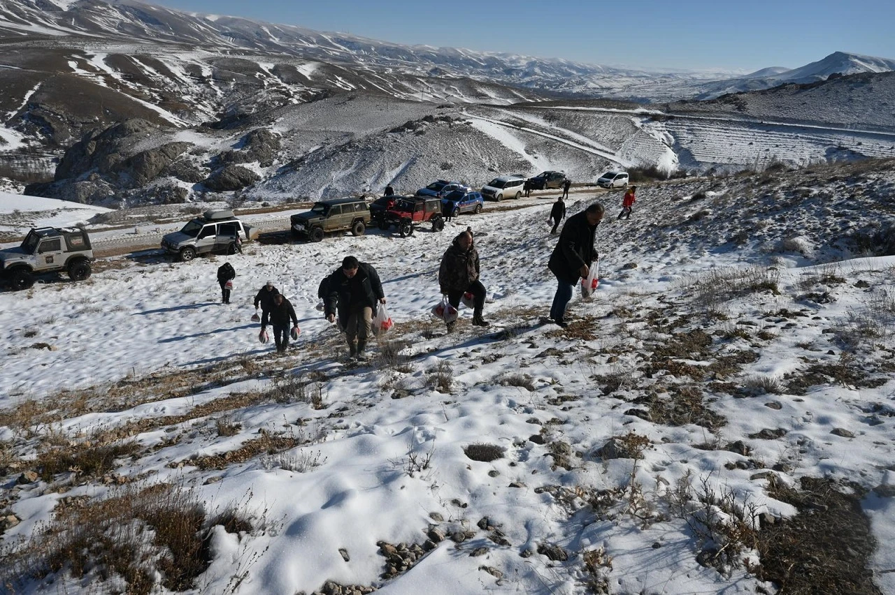 Sivas'ta Doğaya 1 Ton Yem Bırakıldı