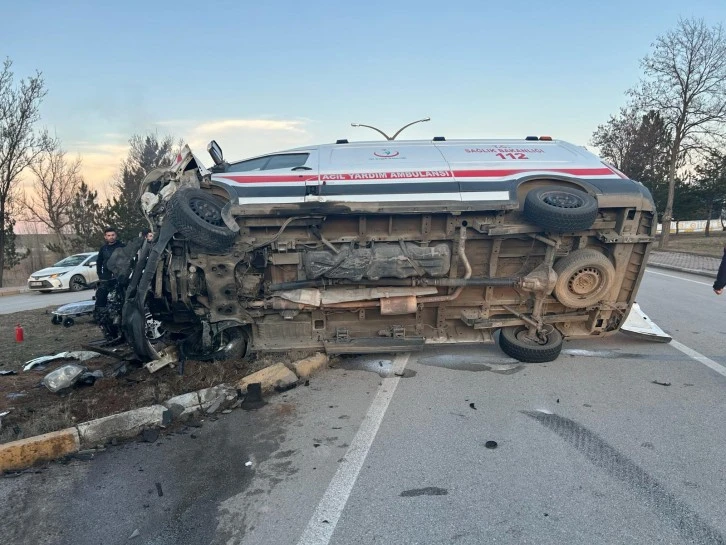 Sivas'ta Feci Kaza: 2'si Sağlık Personeli, 3 Yaralı