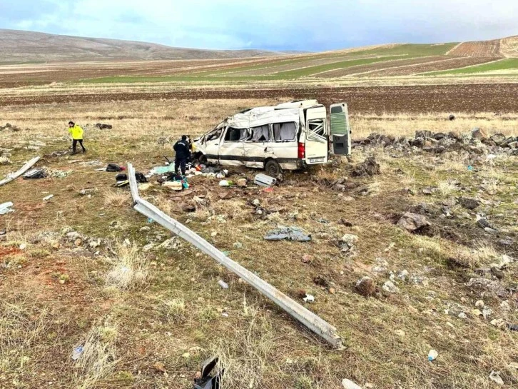 Sivas'tan Giden Minibüs Kaza Yaptı: 2 Ölü, 7 Yaralı