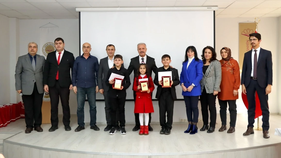 Sivas'ta İstiklal Marşı'nı Güzel Okuma Yarışması Düzenlendi