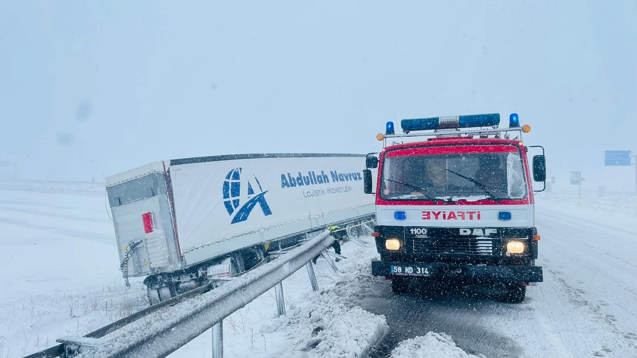 Sivas’ta Kar Ve Kuvvetli Fırtına Kazaya Sebep Oldu: 1 Yaralı