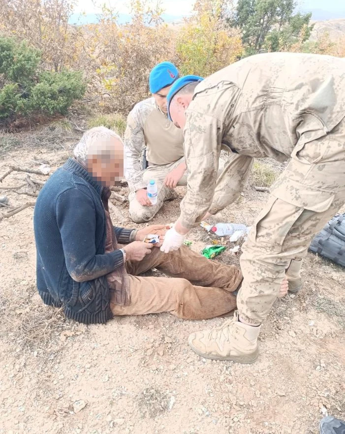 Sivas'ta Kaybolan Alzheimer Hastasını Jandarma Buldu