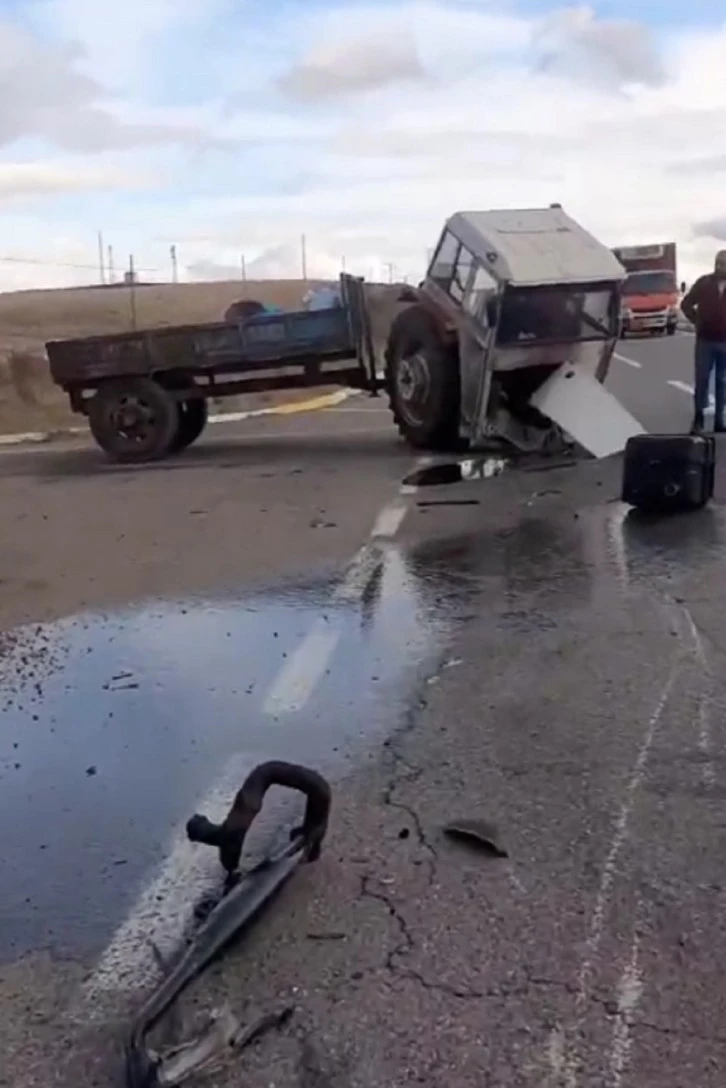 Sivas'ta Kazada Traktör İkiye Ayrıldı