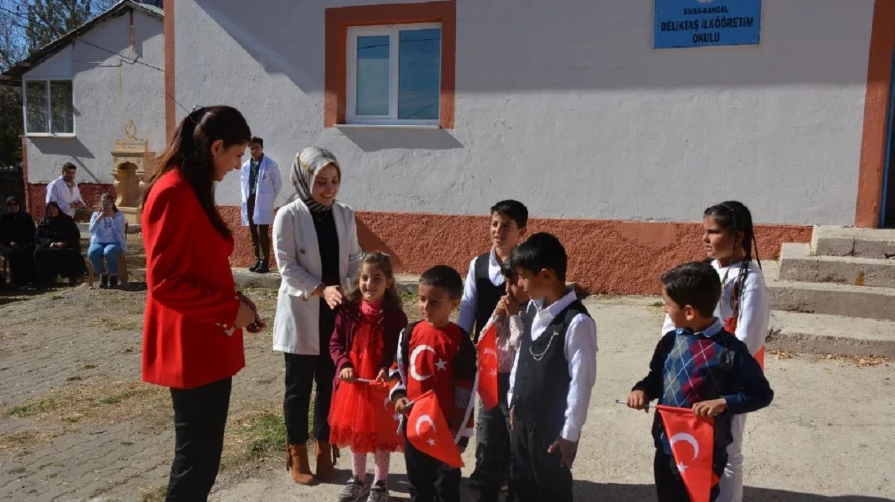 Sivas'ta Köy Okulunda Bayram Coşkusu